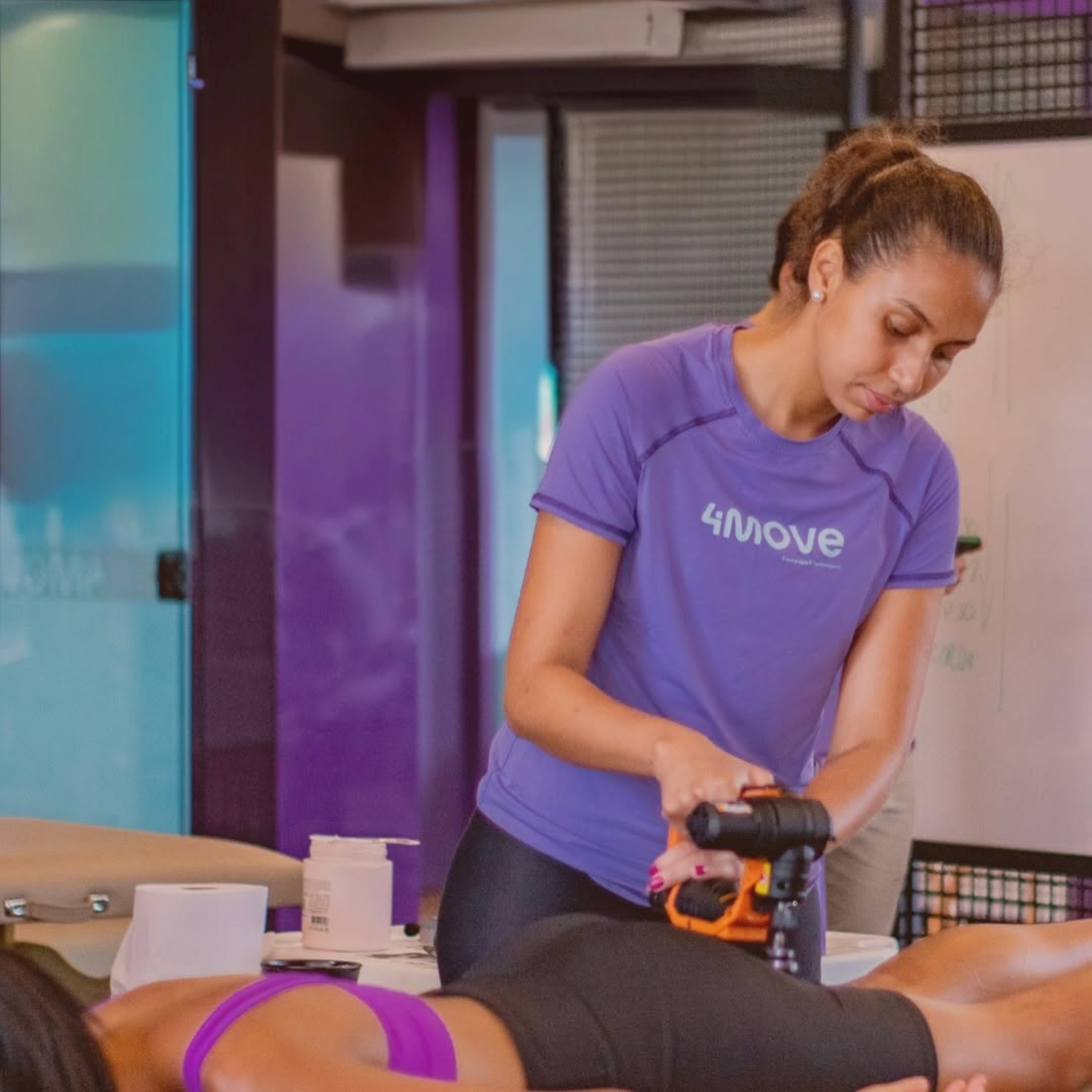 A fisioterapeuta Ana Luísa Pessim realizando atendimento de recuperação muscular
